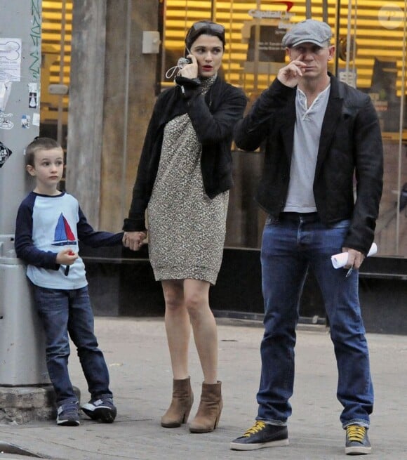 Daniel Craig et Rachel Weisz, qui tient la main à son fils Henry (dont le père est Darren Aronofsky) à New York le 28 septembre 2012