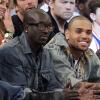 Chris Brown, entre Bu (vice-président du label Def Jam et frère d'Akon) et le réalisateur Spike Lee, assiste à la rencontre entre les New York Knicks et les Boston Celtics au Madison Square Garden. New York, le 31 mars 2013.