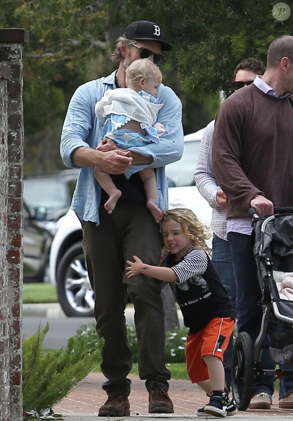 Exclusif - Eric Johnson, le chéri de Jessica Simpson, se promène avec sa fille Maxwell et le fils de Ashlee Simpson, Bronx, dans les rues de Los Angeles. Le 31 mars 2013.