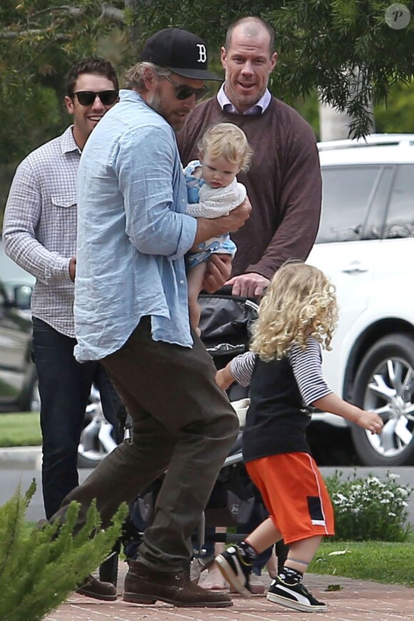 Exclusif - Eric Johnson, le fiancé de Jessica Simpson, se promène avec Maxwell et le fils de Ashlee Simpson, Bronx, dans les rues de Los Angeles. Le 31 mars 2013.