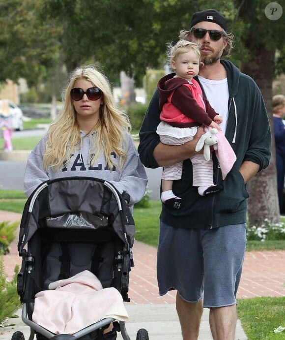 Jessica Simpson, enceinte, son fiancé Eric Johnson et leur fille Maxwell se promènent dans les rues de Los Angeles, le dimanche 31 mars 2013 pour Pâques.