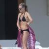 Molly Sims en bikini passe des vacances à Cabo San Lucas avec des amis, son mari et son bébé. Le 30 mars 2013