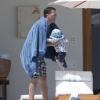 Molly Sims, son mari Scott Stuber et leur fils Brooks profitent de la piscine lors de leur séjour à Cabo San Lucas pour le week-end de Pâques. Le 31 mars 2013.
