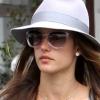 Alessandra Ambrosio quitte le Brentwood Country Mart à Los Angeles, le 1er avril 2013.