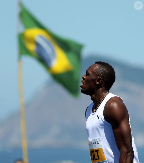 L'athlète Usain Bolt célèbre sa victoire sur 150 m sur la plage de Copacabana à Rio le 31 mars 2013.