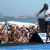 Usain Bolt court un 150 m sur la plage de Copacabana à Rio le 31 mars 2013.