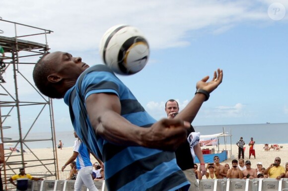 Usain Bolt fait des jongles sur la plage de Copacabana à Rio le 31 mars 2013.