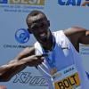 Usain Bolt célèbre sa victoire en 150 m sur la plage de Copacabana à Rio le 31 mars 2013.
