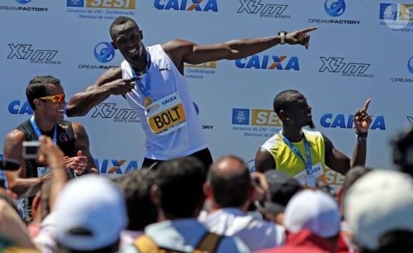 Usain Bolt célèbre sa victoire en 150 m sur la plage de Copacabana à Rio le 31 mars 2013.