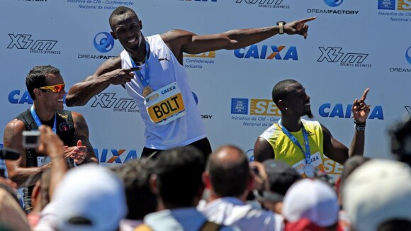 Usain Bolt : Vainqueur sur la plage, il fait le show pour les enfants brésiliens