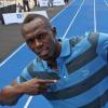 Usain Bolt célèbre sa victoire sur 150 m sur la plage de Copacabana à Rio le 31 mars 2013.