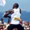 Usain Bolt célèbre sa victoire sur 150 m sur la plage de Copacabana à Rio le 31 mars 2013.