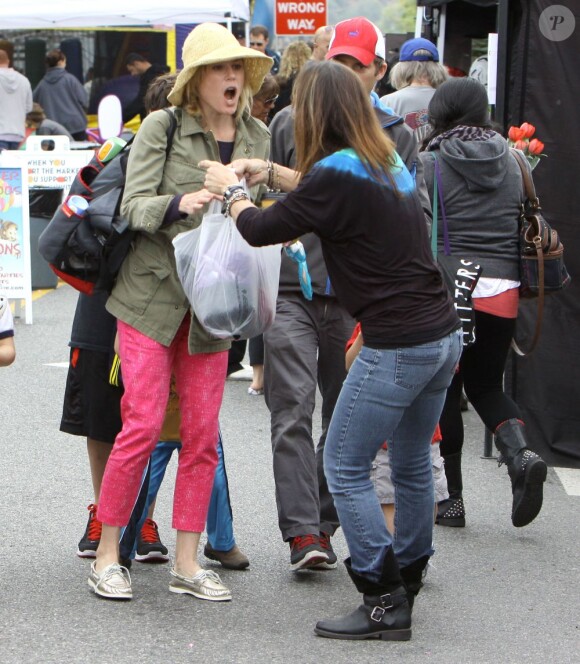 Julie Bowen, son mari Scott Phillips et leurs fils Oliver, John et Gustav sont allés faire des courses au Farmers Market à Studio City, le dimanche 31 mars 2013.