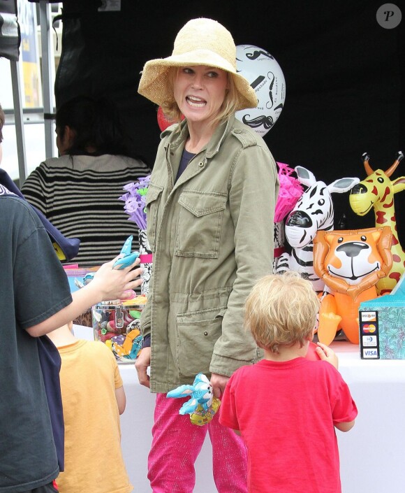 La sympathique Julie Bowen, son mari Scott Phillips et leurs fils Oliver, John et Gustav sont allés faire des courses au Farmers Market à Studio City, le dimanche 31 mars 2013.