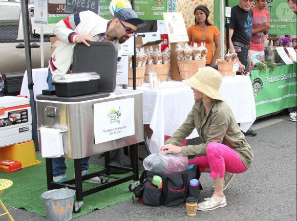 Julie Bowen, son mari Scott Phillips et leurs fils Oliver, John et Gustav sont allés faire des courses au Farmers Market à Studio City, le dimanche 31 mars 2013.