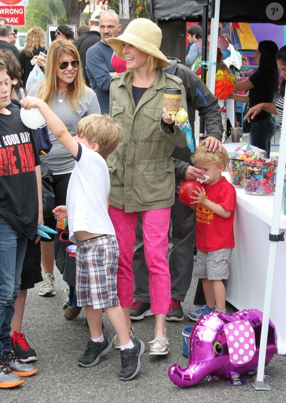 Julie Bowen, son époux Scott Phillips et leurs fils Oliver, John et Gustav sont allés faire des courses au Farmers Market à Studio City, le dimanche 31 mars 2013.