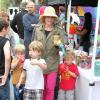 Julie Bowen, son mari Scott Phillips et leurs fils Oliver, John et Gustav sont allés faire des courses au Farmers Market à Studio City, le dimanche 31 mars 2013.