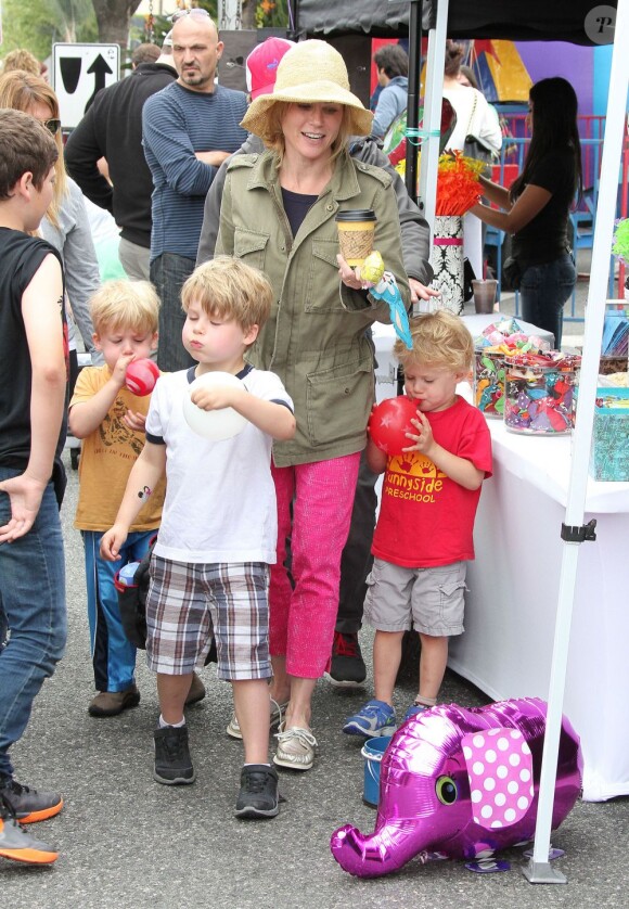 Julie Bowen, son mari Scott Phillips et leurs fils Oliver, John et Gustav sont allés faire des courses au Farmers Market à Studio City, le dimanche 31 mars 2013.