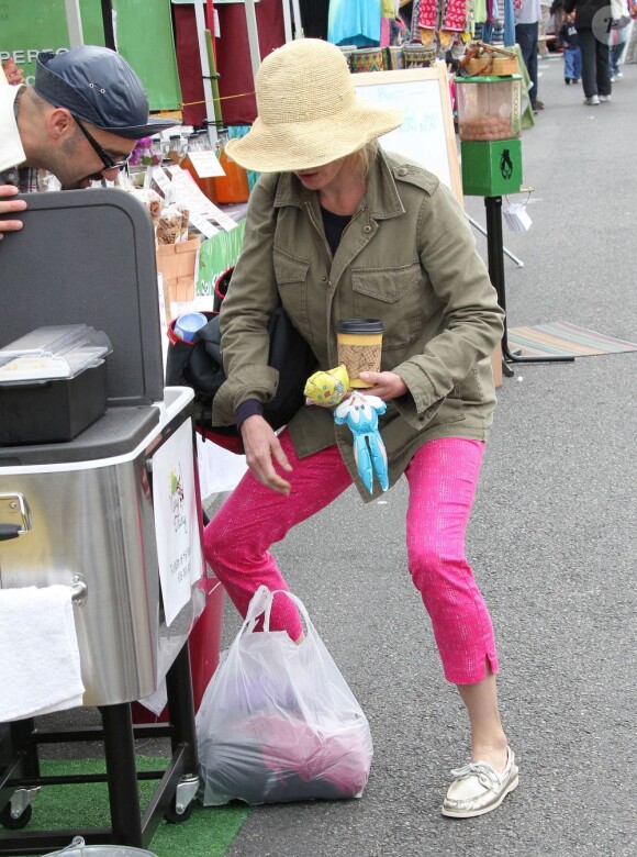 Julie Bowen, son mari Scott Phillips et leurs enfants Oliver, John et Gustav sont allés faire des courses au Farmers Market à Studio City, le dimanche 31 mars 2013.