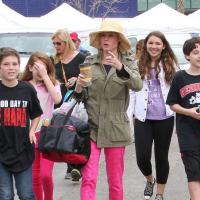 Julie Bowen (Modern Family) : En sortie avec ses enfants pour fêter Pâques