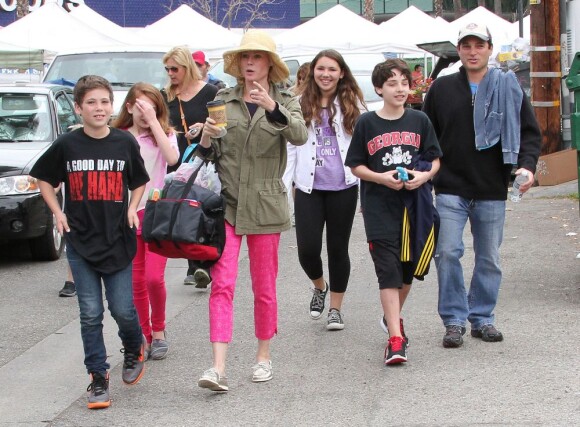 L'actrice Julie Bowen, son mari Scott Phillips et leurs fils Oliver, John et Gustav sont allés faire des courses au Farmers Market à Studio City, le dimanche 31 mars 2013.