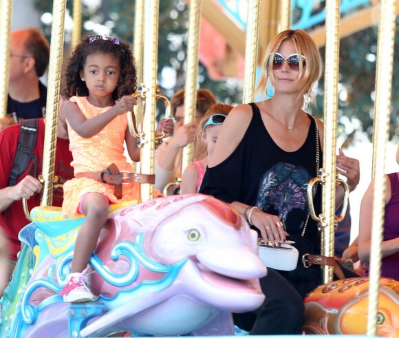 Heidi Klum, et son adorable fille Lou profitent d'une belle journée à Dineyland à Anaheim en Californie, le 3 avril 2013