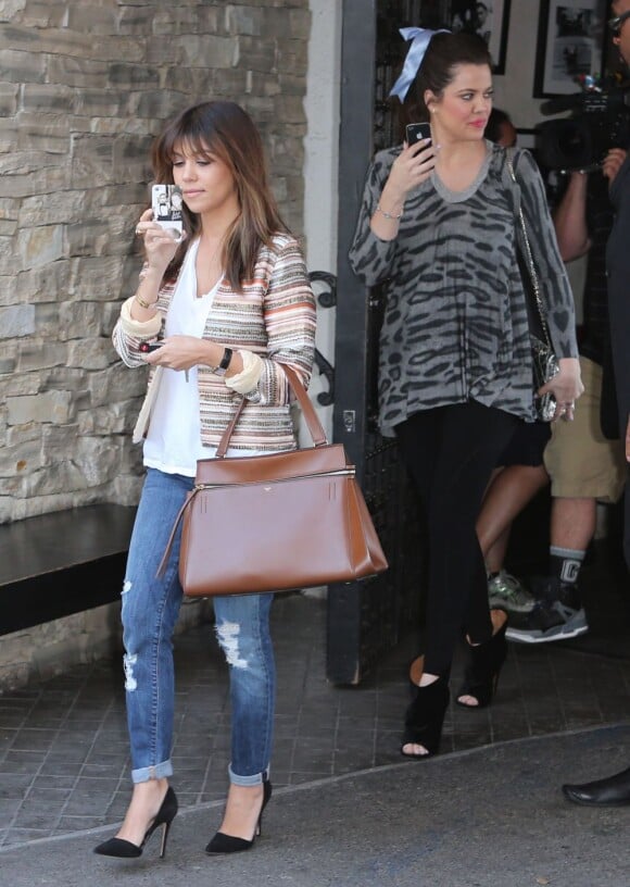 Khloe et Kourtney Kardashian dans les rues de Los Angeles, le 4 avril 2013, lors d'une virée au restaurant mexicain en famille.