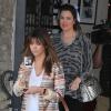 Khloe et Kourtney Kardashian dans les rues de Los Angeles, le 4 avril 2013, lors d'une virée au restaurant mexicain en famille.