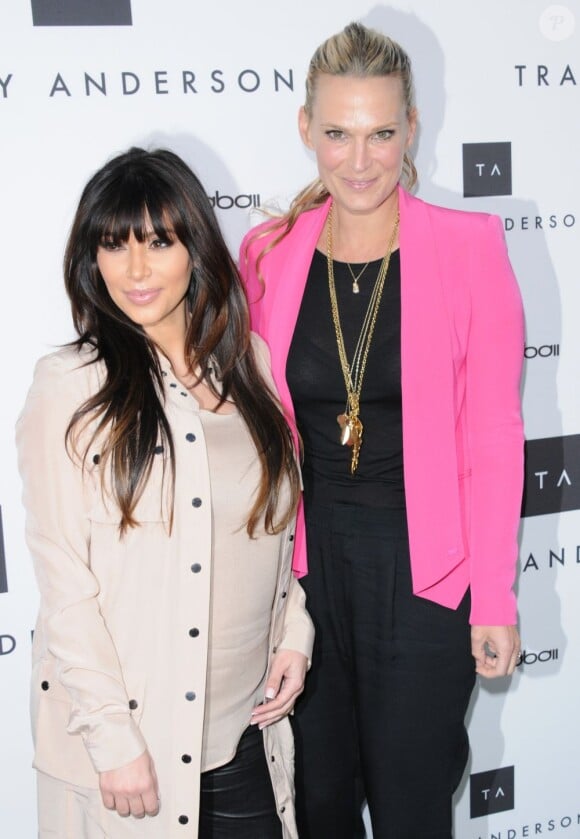 Kim Kardashian et Molly Sims à l'ouverture du studio de Tracy Anderson à Los Angeles, le 4 avril 2013.