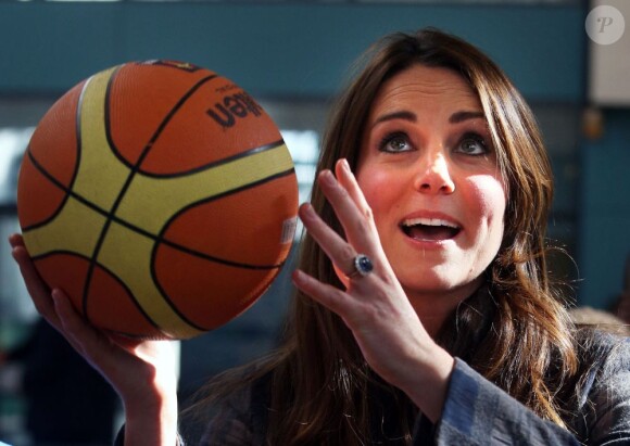Kate Middleton tente un panier au centre de loisirs Donald Dewar de Glasgow le 4 avril 2013, au cours de sa visite avec le prince William en Ecosse, où ils sont connus comme le comte et la comtesse de Strathearn.