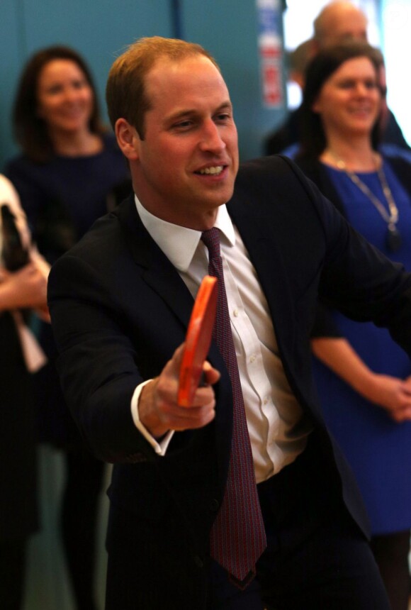 Kate Middleton et le prince William ont joué un match de ping-pong au centre de loisirs Donald Dewar de Glasgow le 4 avril 2013, au cours de leur visite en Ecosse, où ils sont connus comme le comte et la comtesse de Strathearn.