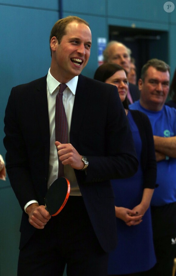 Kate Middleton et le prince William ont joué un match de ping-pong au centre de loisirs Donald Dewar de Glasgow le 4 avril 2013, au cours de leur visite en Ecosse, où ils sont connus comme le comte et la comtesse de Strathearn.