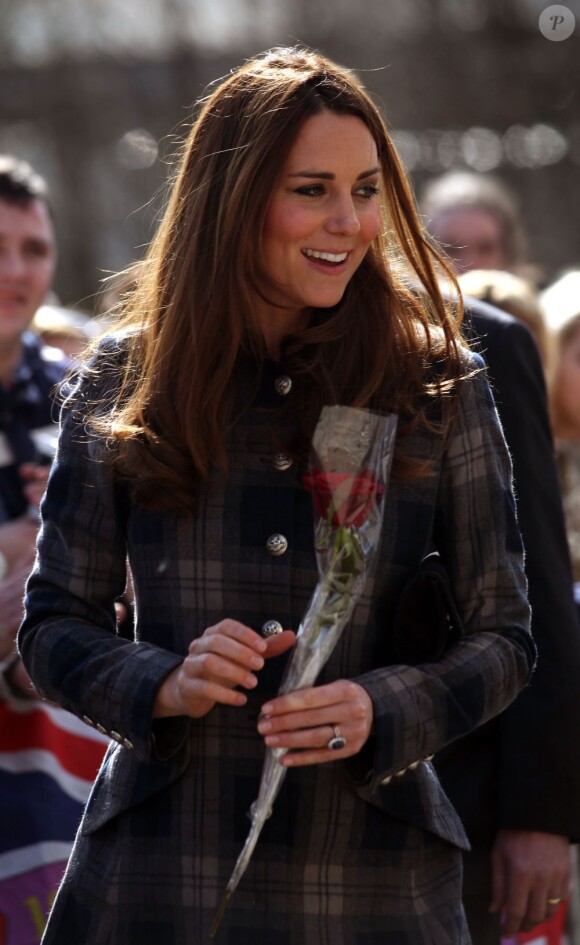 Kate Middleton et le prince William ont joué un match de ping-pong au centre de loisirs Donald Dewar de Glasgow le 4 avril 2013, au cours de leur visite en Ecosse, où ils sont connus comme le comte et la comtesse de Strathearn.