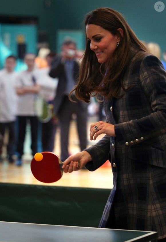 Kate Middleton et le prince William ont joué un match de ping-pong au centre de loisirs Donald Dewar de Glasgow le 4 avril 2013, au cours de leur visite en Ecosse, où ils sont connus comme le comte et la comtesse de Strathearn.