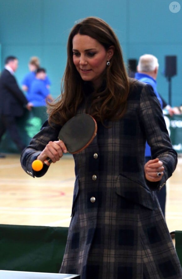 Kate Middleton et le prince William ont joué un match de ping-pong au centre de loisirs Donald Dewar de Glasgow le 4 avril 2013, au cours de leur visite en Ecosse, où ils sont connus comme le comte et la comtesse de Strathearn.