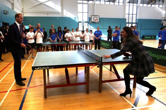 Kate Middleton et le prince William ont joué un match de ping-pong au centre de loisirs Donald Dewar de Glasgow le 4 avril 2013, au cours de leur visite en Ecosse, où ils sont connus comme le comte et la comtesse de Strathearn.