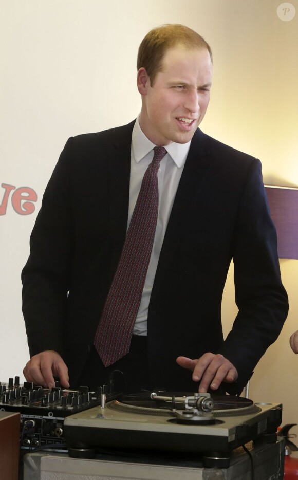 Le prince William s'est essayé au DJing et au scratching lors d'une visite avec sa femme Kate Middleton dans un foyer pour jeunes sans-abri (Quarriers Stopover Project) de Glasgow, le 4 avril 2013.