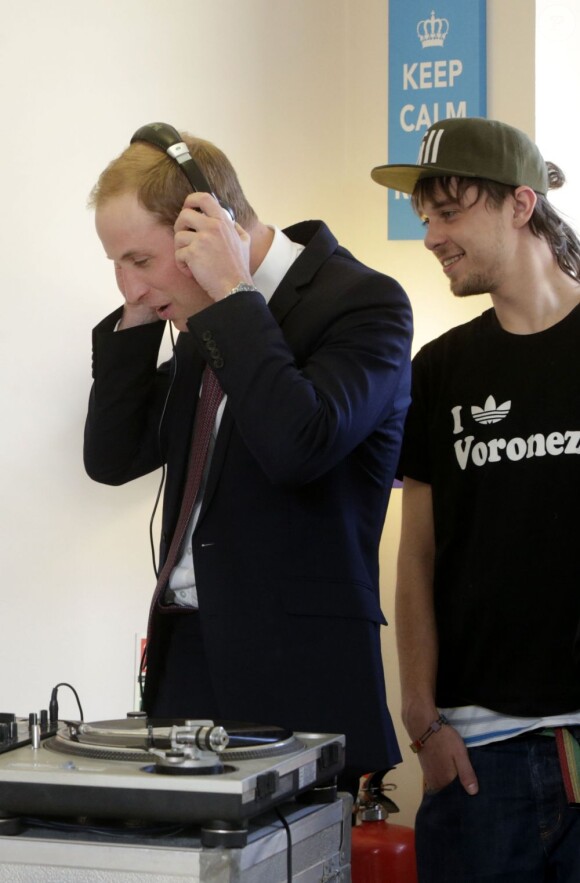 Le prince William s'est essayé au DJing et au scratching lors d'une visite avec sa femme Kate Middleton dans un foyer pour jeunes sans-abri (Quarriers Stopover Project) de Glasgow, le 4 avril 2013.