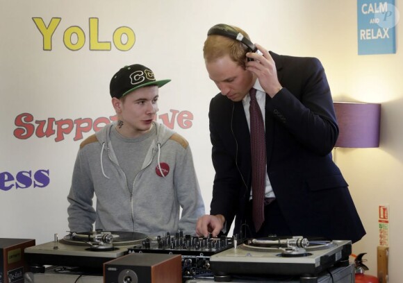 Le prince William s'est essayé au DJing et au scratching lors d'une visite avec sa femme Kate Middleton dans un foyer pour jeunes sans-abri (Quarriers Stopover Project) de Glasgow, le 4 avril 2013.
