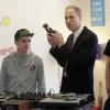 Le prince William s'est essayé au DJing et au scratching lors d'une visite avec sa femme Kate Middleton dans un foyer pour jeunes sans-abri (Quarriers Stopover Project) de Glasgow, le 4 avril 2013.