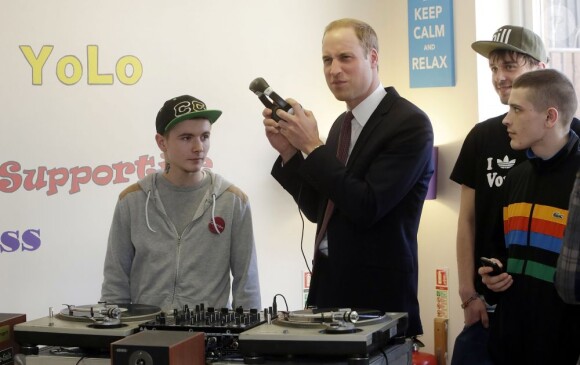 Le prince William s'est essayé au DJing et au scratching lors d'une visite avec sa femme Kate Middleton dans un foyer pour jeunes sans-abri (Quarriers Stopover Project) de Glasgow, le 4 avril 2013.