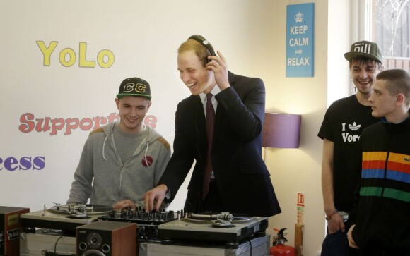 Le prince William s'est essayé au DJing et au scratching lors d'une visite avec sa femme Kate Middleton dans un foyer pour jeunes sans-abri (Quarriers Stopover Project) de Glasgow, le 4 avril 2013.