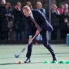 Le prince William s'essaye au hockey, spécialité de Kate Middleton, au centre de loisirs Donald Dewar à Glasgow le 4 avril 2013