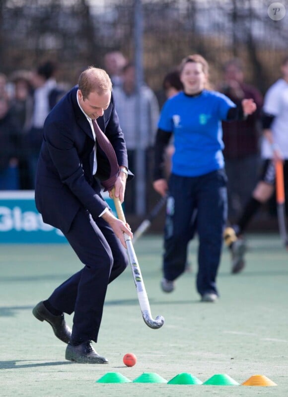 Le prince William s'essaye au hockey, spécialité de Kate Middleton, au centre de loisirs Donald Dewar à Glasgow le 4 avril 2013