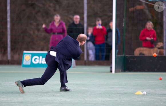 Le prince William s'essaye au hockey, spécialité de Kate Middleton, au centre de loisirs Donald Dewar à Glasgow le 4 avril 2013