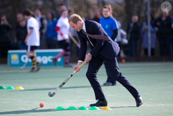 Le prince William s'essaye au hockey, spécialité de Kate Middleton, au centre de loisirs Donald Dewar à Glasgow le 4 avril 2013
