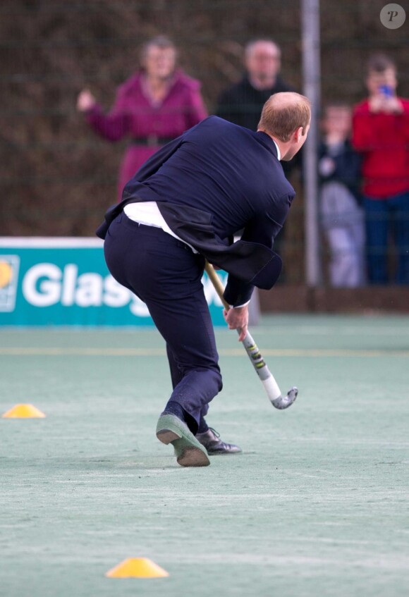 Le prince William s'essaye au hockey, spécialité de Kate Middleton, au centre de loisirs Donald Dewar à Glasgow le 4 avril 2013