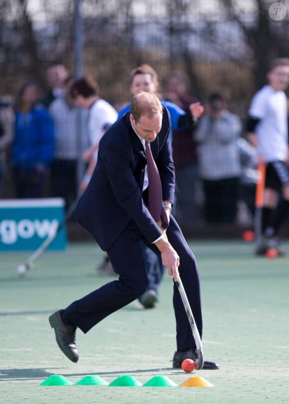 Le prince William s'essaye au hockey, spécialité de Kate Middleton, au centre de loisirs Donald Dewar à Glasgow le 4 avril 2013
