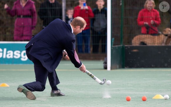 Le prince William s'essaye au hockey, spécialité de Kate Middleton, au centre de loisirs Donald Dewar à Glasgow le 4 avril 2013