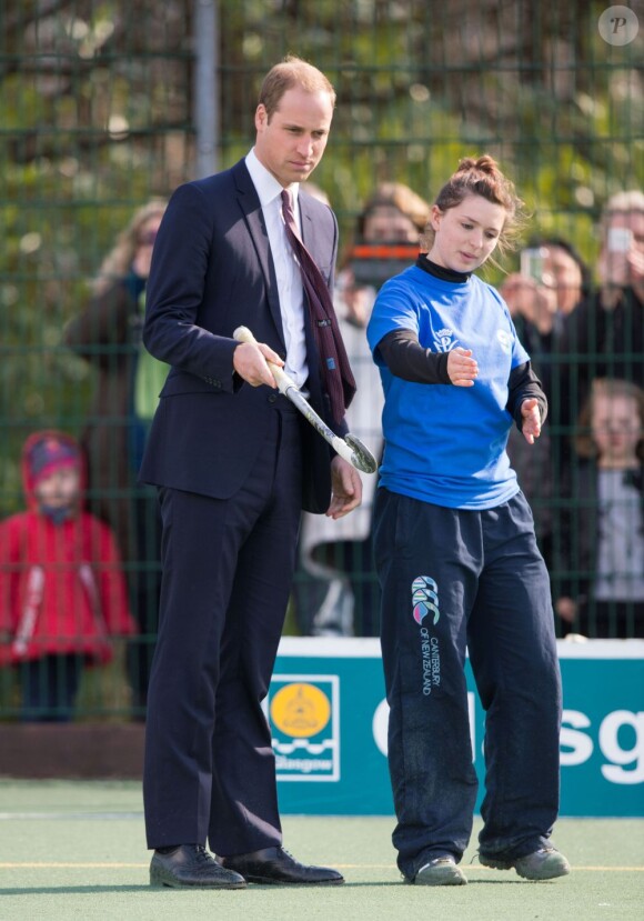 Le prince William s'essaye au hockey, spécialité de Kate Middleton, au centre de loisirs Donald Dewar à Glasgow le 4 avril 2013